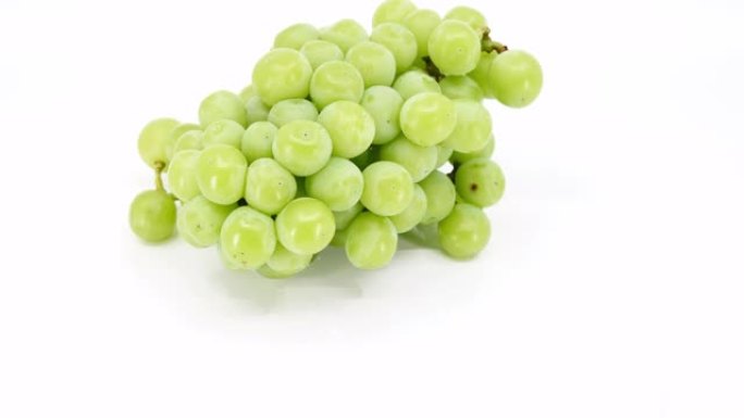 白色背景上的新鲜绿色葡萄水果，视频片段。