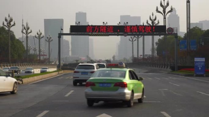 晚间时间成都市中心交通街道路全景4k中国