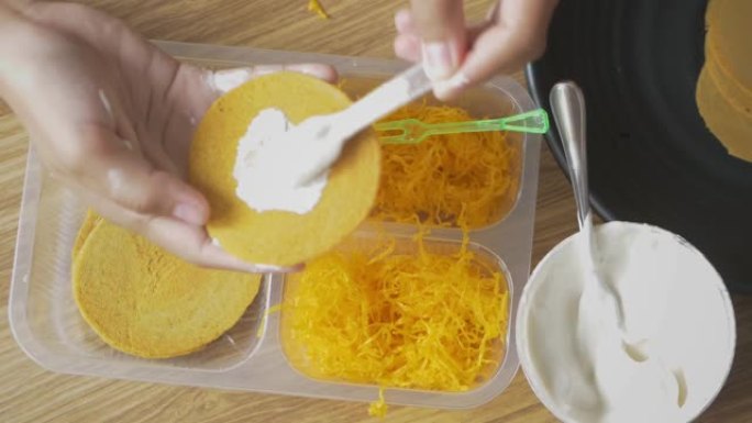 孩子们吃饭前手工制作甜食，生活方式理念。