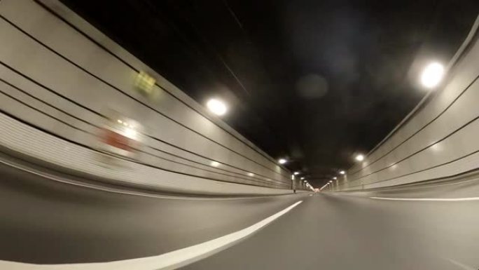 在高速公路/隧道上行驶/视野开阔