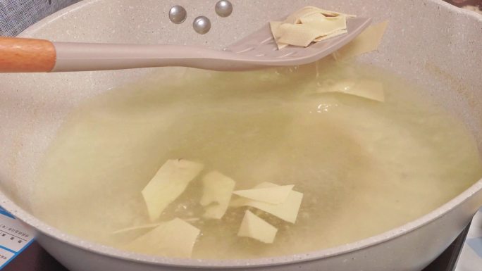 开水汆汤煮豆皮千张豆制品 (1)