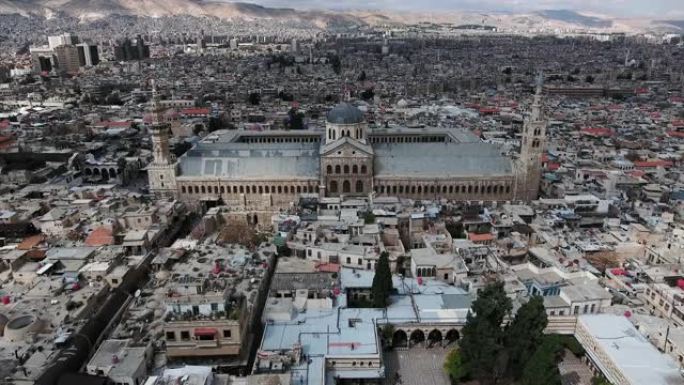 大马士革的倭马亚清真寺鸟瞰图，蓝天下。美丽的叙利亚遗产，古老城市中间的奇妙宗教建筑