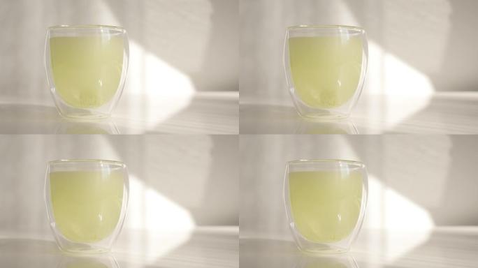 玻璃与溶解的泡腾碳片慢镜头