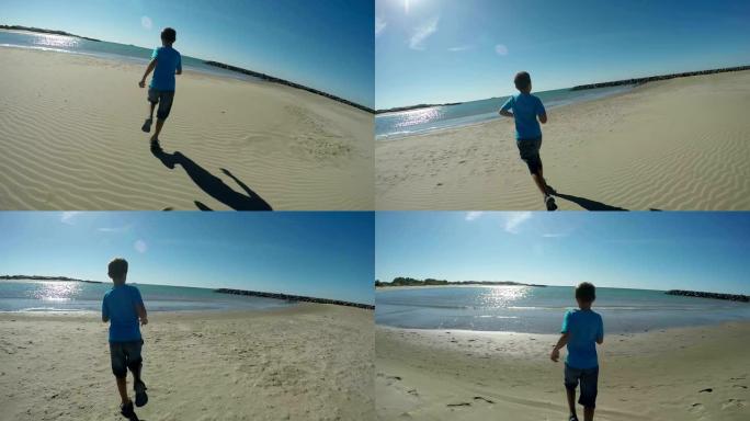 这个开朗的男孩在大海的背景下沿着海滩奔跑
