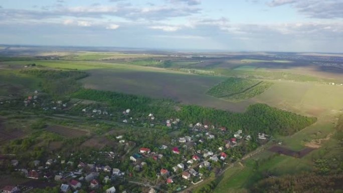 无人机飞越基希涅夫市郊的一个分区。摩尔多瓦共和国
