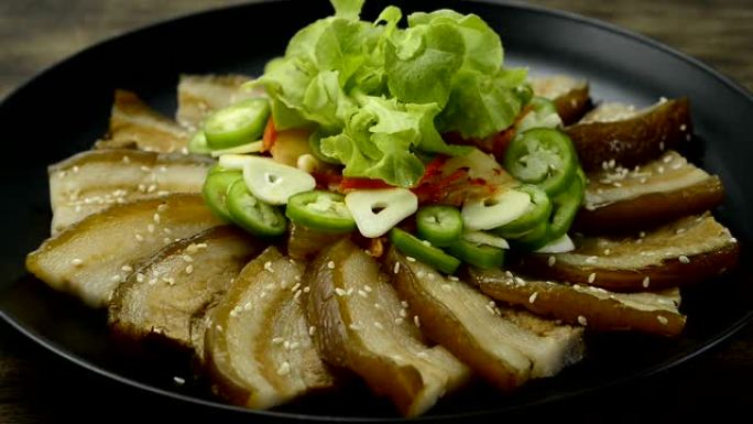 韩国Bossam煮猪肉，泡菜，辣椒和大蒜撒上白芝麻