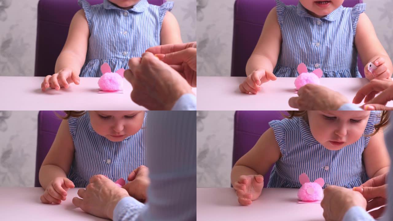 小女孩和她的母亲一起做了一个柔软的玩具粉红猪。日常妈妈，带孩子的手艺