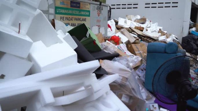 垃圾场里倾倒的废物。环境问题概念