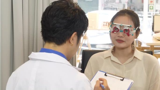 男性验光师使用光学试验架检查女性视力并提出问题