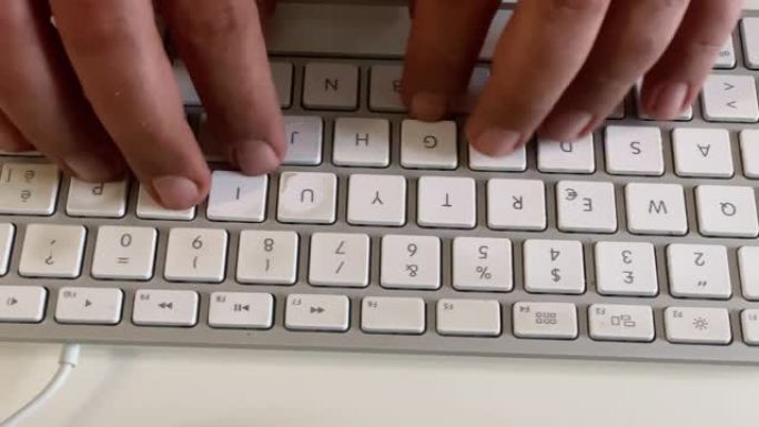 男性手在电脑键盘上打字