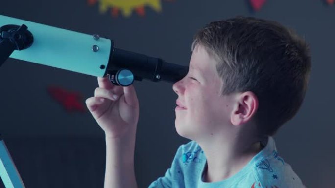 儿童使用望远镜观看银河系