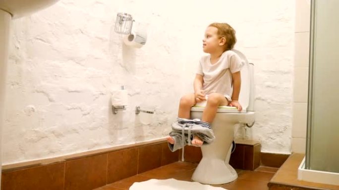 一个正在接受便盆训练的小男孩使用厕所