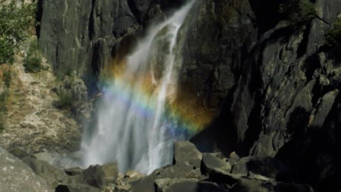 美国加利福尼亚州约塞米蒂国家公园下约塞米蒂瀑布的彩虹