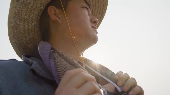 新农人擦汗水辛苦劳作头顶烈日戴草帽的男人