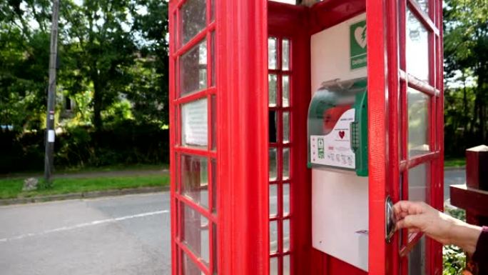 英国村红色电话亭的AED或除颤器