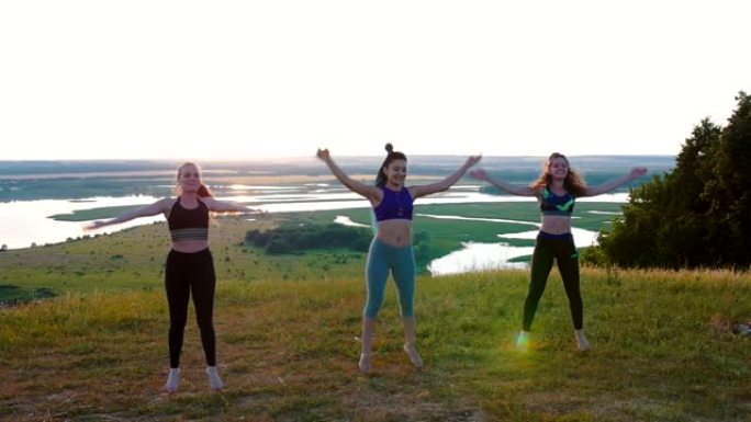 自然健身-三个年轻女子在新鲜空气中做运动-现场跳跃