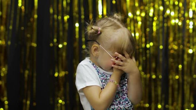 害怕心烦意乱的孩子用手遮住脸和眼睛，躲避恐惧。4-5岁的金发女孩