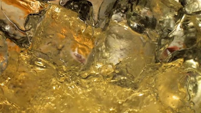 美丽的液体正在冰块中流动