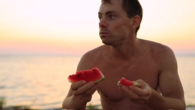 坐在海边吃西瓜的人