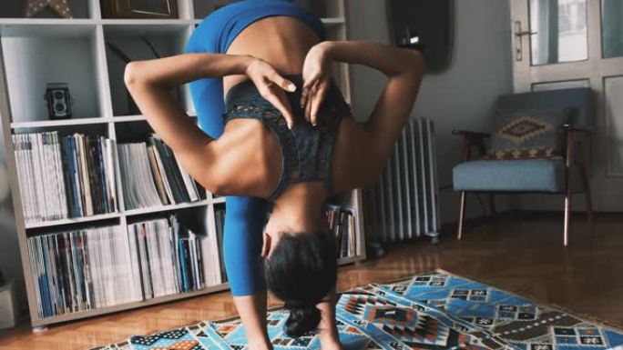 年轻女子在家进行瑜伽锻炼的热身