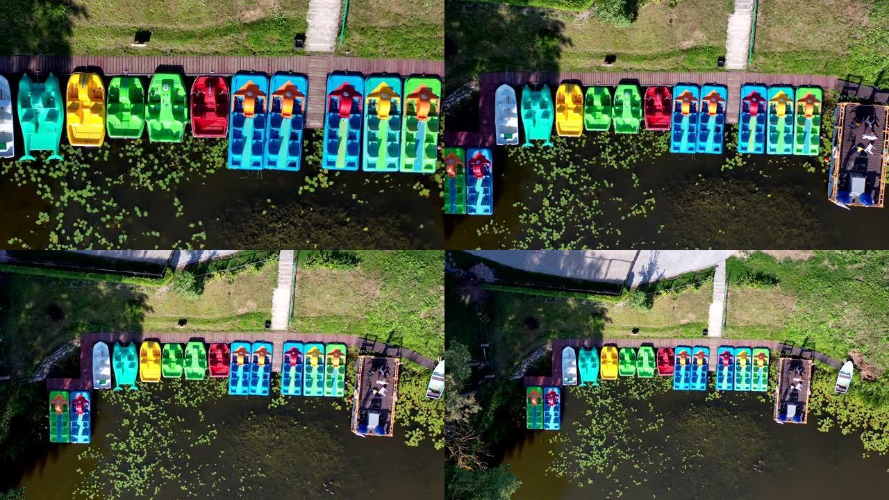 彩色塑料踏板船组和湖岸码头，空中