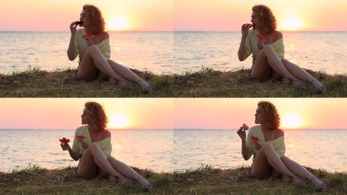坐在海边吃西瓜的美女