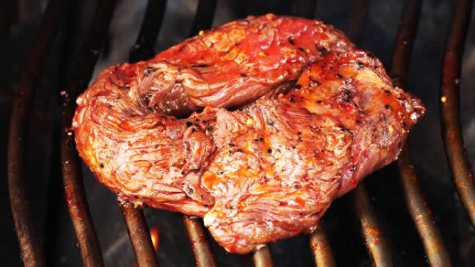 墨西哥风味腌制牛排放在烤架上