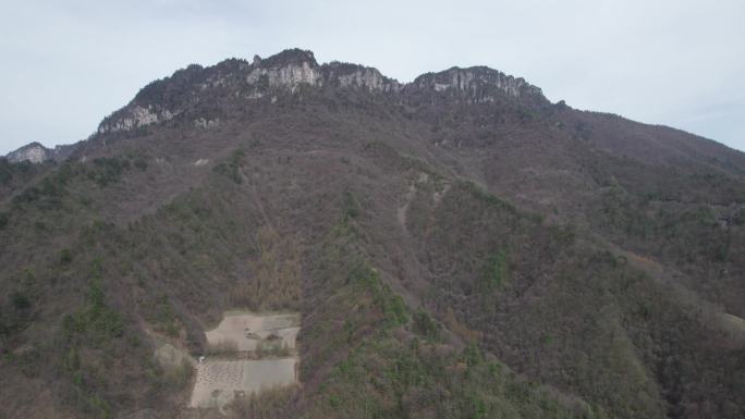 湖北神农架林区的陡峭断壁大山山脉