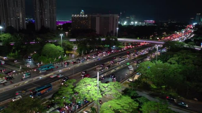 雅加达市中心夜间照明交通街路口航空全景4k印度尼西亚