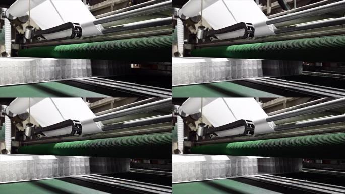 机器运输包装在护套中的独立弹簧块，用于生产床垫弹簧的输送机，