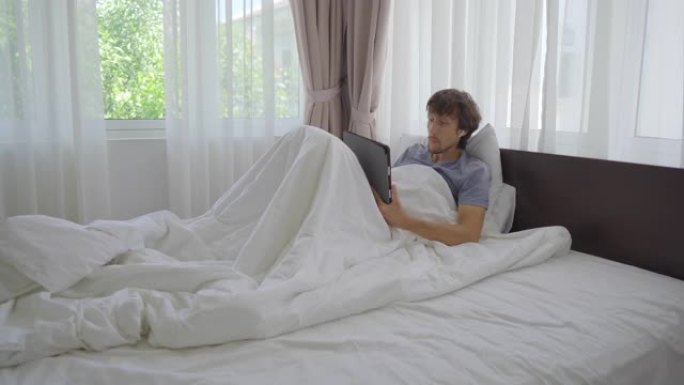 一个躺在床上的年轻人通过视频会议与某人发生争执。他厌倦了在社交隔离期间坐在家里