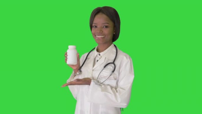 微笑的非洲裔美国女医生与听诊器广告药物在绿屏，色度键
