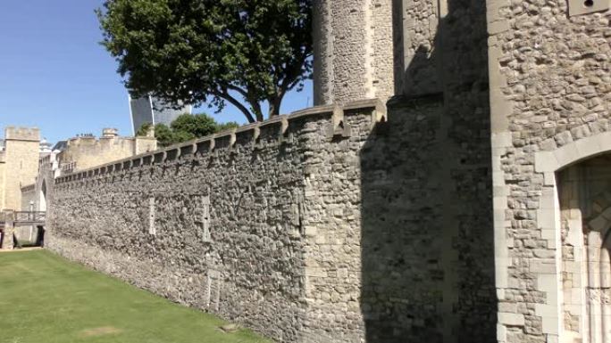 一座古老堡垒的石墙。