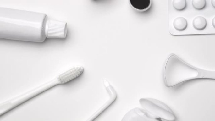 4k多莉镜头-白色和单调颜色牙科护理和牙刷套装，清洁概念
