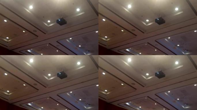 会议室的天花板投影仪。