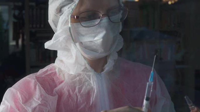 手拿注射器的女医生准备注射。用COVID疫苗戴口罩的医护人员。医疗保健。药物。临床研究者冠状病毒治愈
