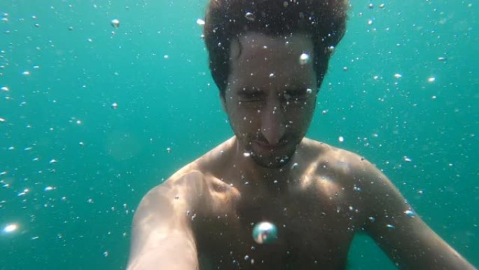 水下的人屏住呼吸。水下的肖像脸
