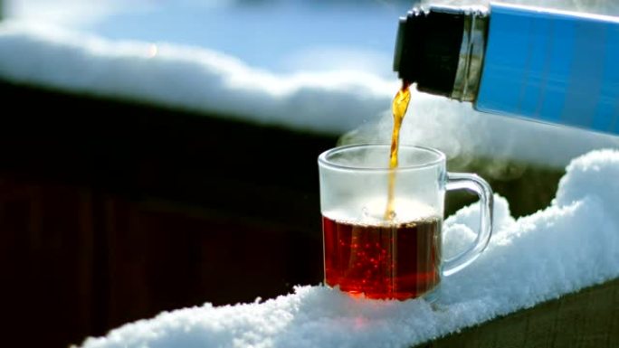茶倒在树枝上的雪地上，倒在玻璃上，特写慢动作镜头