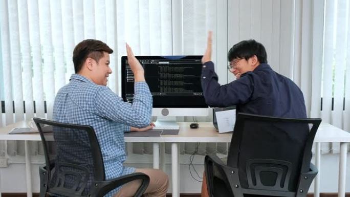 慢动作: 开发集中的程序员团队乐于成功阅读计算机代码开发网站设计和编码技术。