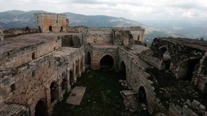 叙利亚的Krak des Chevaliers城堡。叙利亚战争后一片废墟中的山顶上美妙的中世纪城堡 