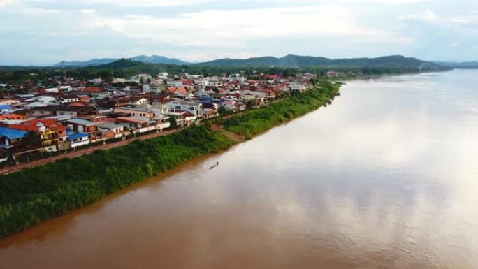 泰国黎府江汗湄公河旁经典木屋的鸟瞰图