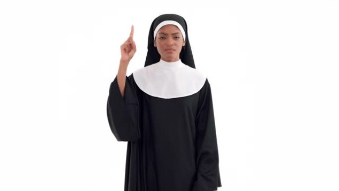 黑人修女的肖像举起手，指着她的头。孤立在白色背景上