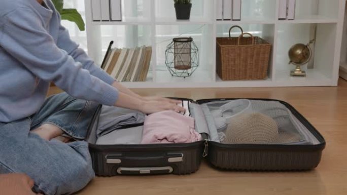 妇女在行李中携带带口罩的衣服和护照。旅游新常态。