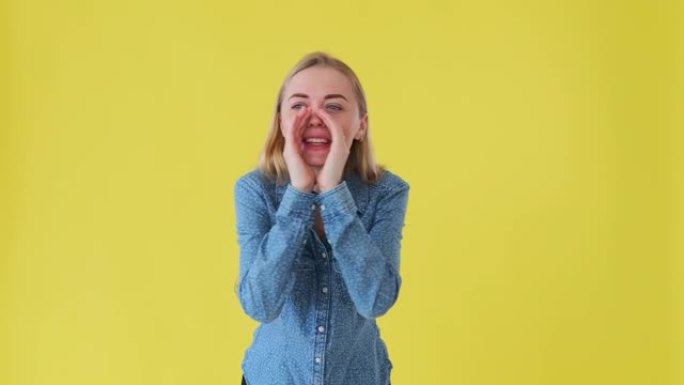 女人用手托着嘴大喊大叫