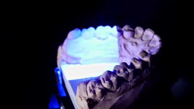 用3D扫描人造牙颌，通过在计算机中以慢动作对其进行建模来制作新牙齿