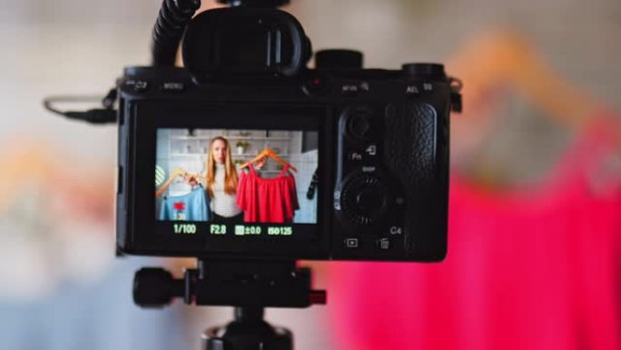 相机屏幕记录-时尚博主女人展示休闲彩色衬衫。造型师影响者女孩展示时尚服装为她的频道拍摄vlog剧集。