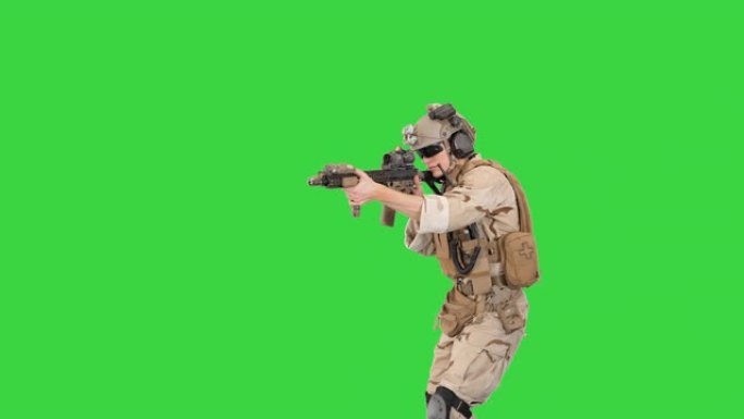 步行游侠在绿色屏幕上使用突击步枪瞄准，色键