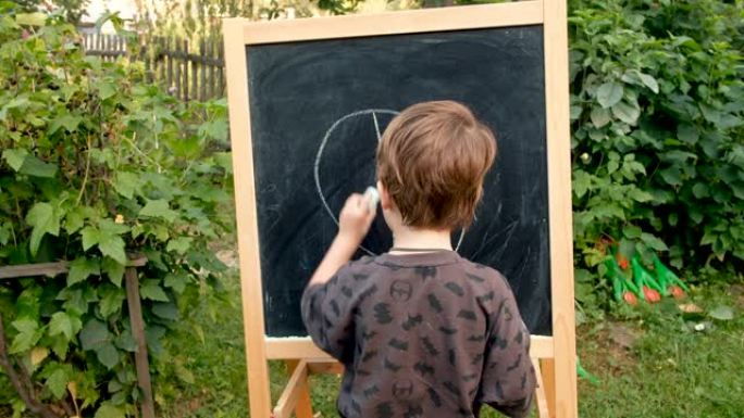 孩子在黑板上画画