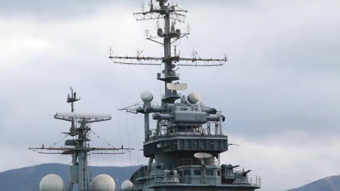 有许多天线、雷达和回声探测系统的军舰
