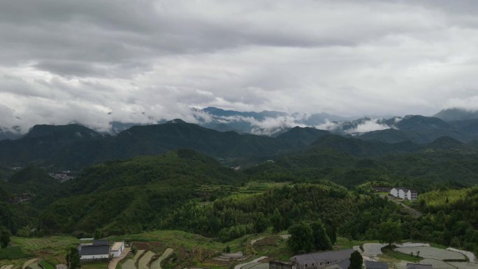 延时摄影：航拍山中的云雾和村落